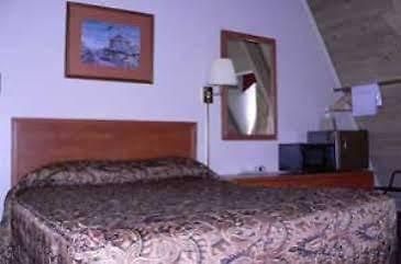 Budget Host Frontier Inn Сузанвилл Экстерьер фото